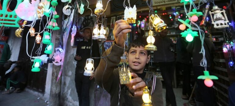 Children of Gaza spread joy for Ramadan, despite the war
