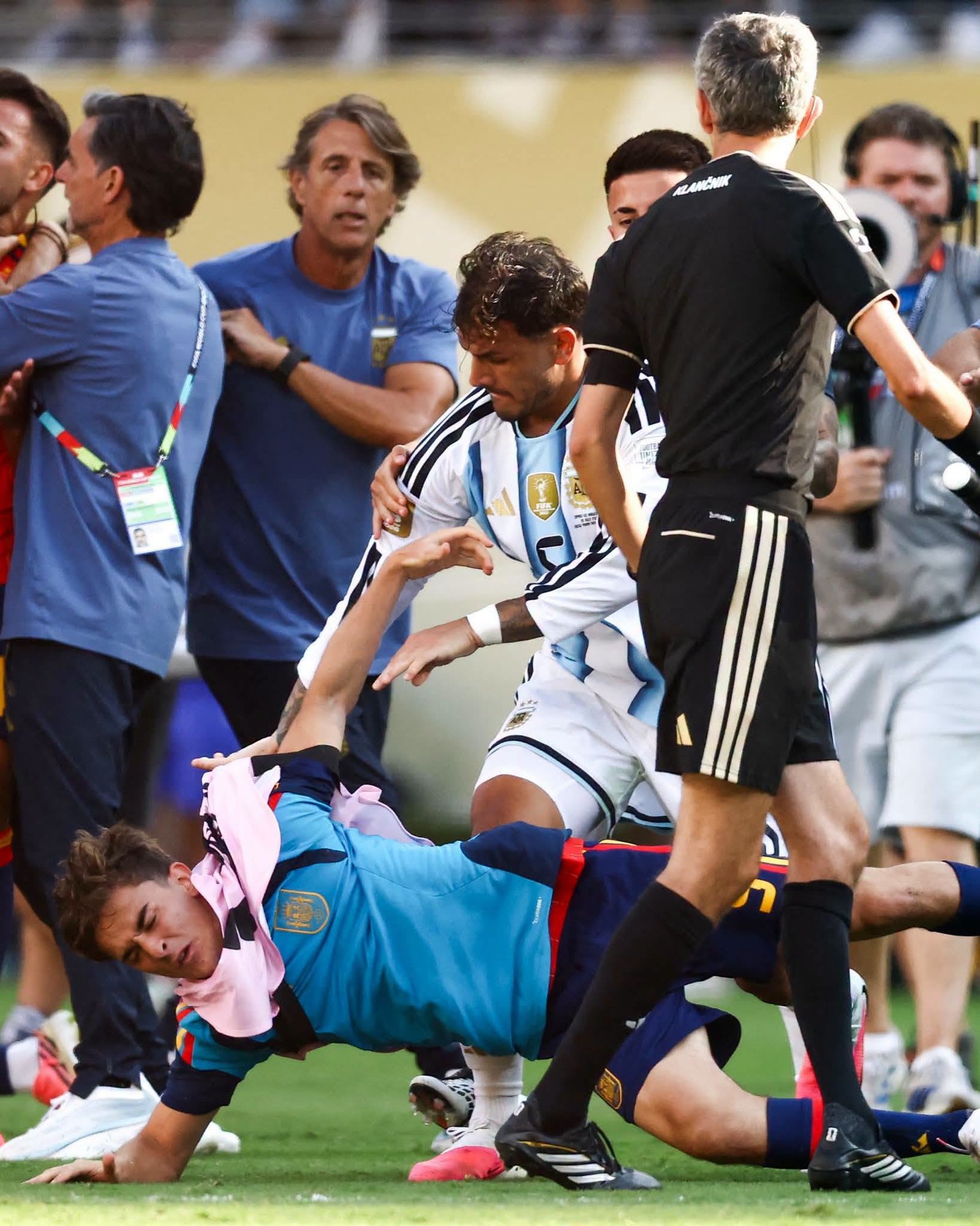 Argentina Players Hits Spnish Player
